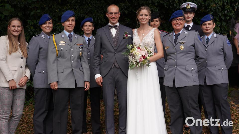 Soldatinnen des Sanitätsversorgungszentrums Cham mit ihrem "Chef" Truppenarzt Korbinian Völkl und seiner Frau Katharina. Bild: fvo