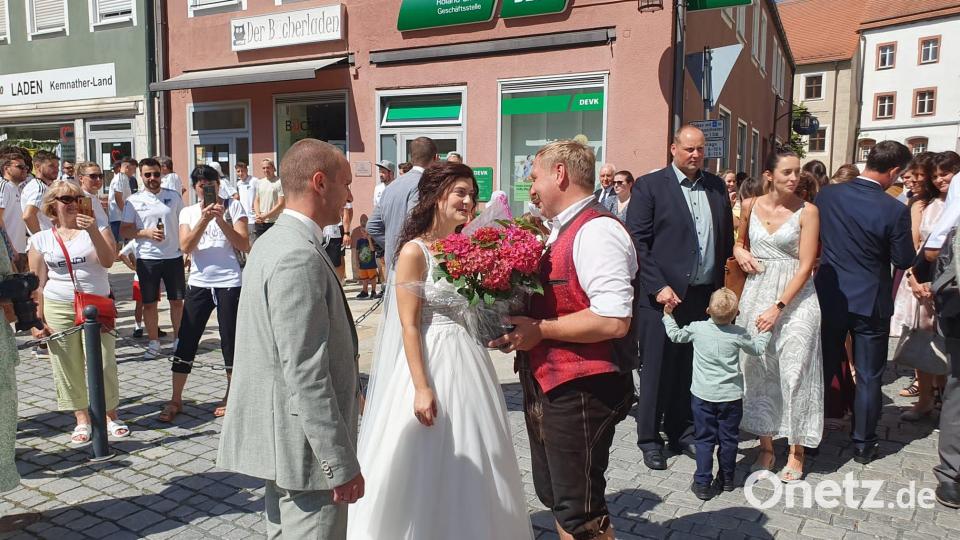 Erste Gratulanten war die Stadtkapelle, die gleich wieder weiter musste zum Empfang von Ministerpräsident Markus Söder auf dem Kemnather Wiesenfest. Bild: jsa