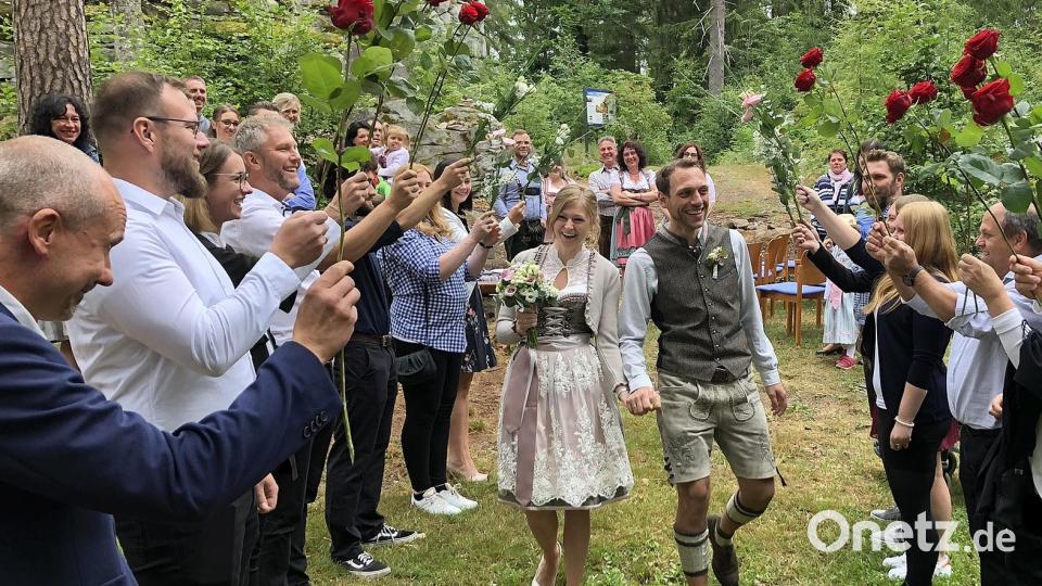 Mit einem Rosen-Spalier gratulierten die Kollegen im Rathaus dem frischgebackenen Ehepaar Kathrin und Florian Heinl aus Langentheilen. Bild: wro