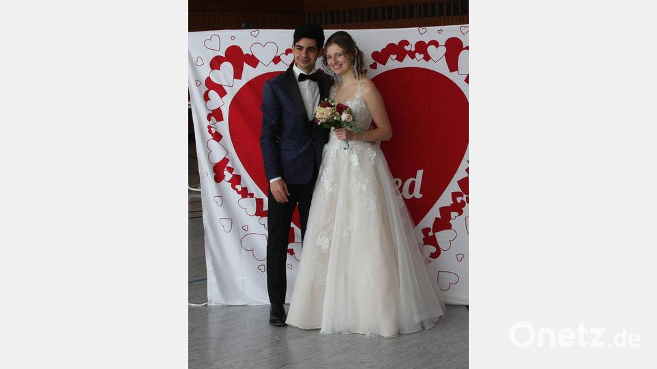 Freunde des Paares hatten ein auf ein Stoffbanner gemaltes Herz bereitgestellt, das das Brautpaar nach dem Fototermin ausschneiden durfte. Bild: wro