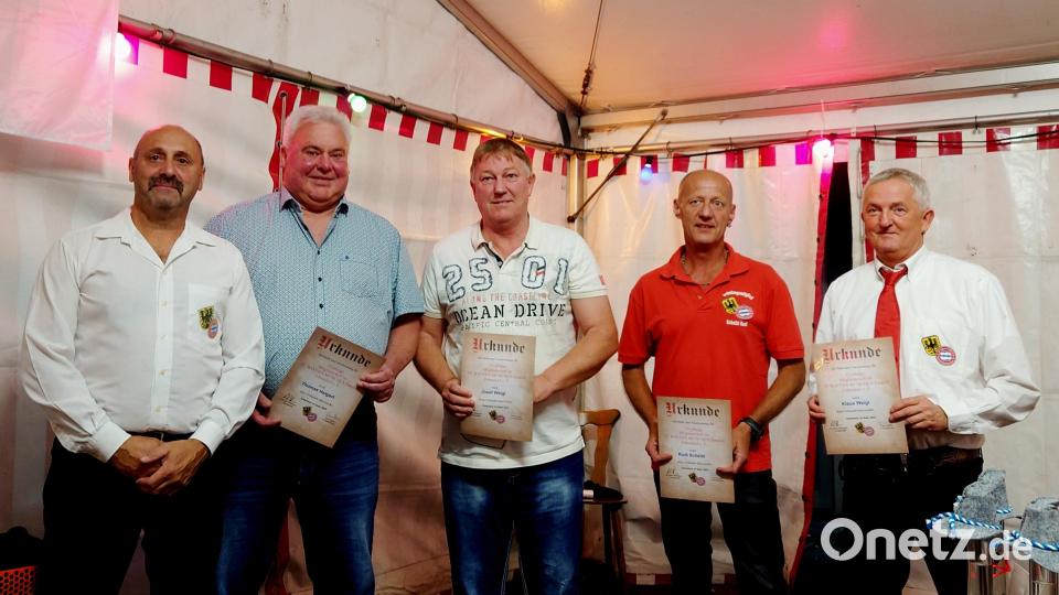 Vorsitzender Andreas Wittmann (von links) mit den Gründungsmitgliedern Thomas Helgert, Josef Weigl, Rudi Scheibl und Klaus Weigl. Bild: FC-Bayern-Fanclub Erbendorf/exb