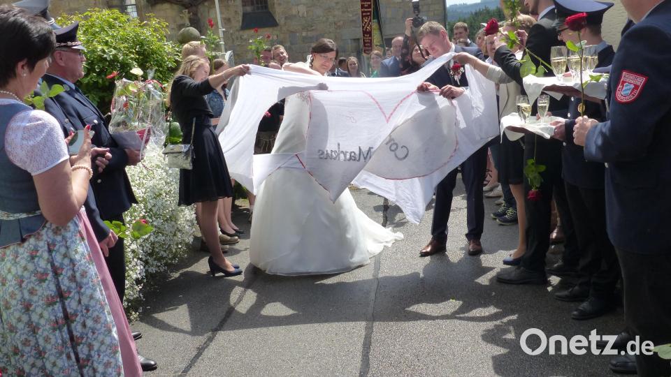 Beim Ausschneiden des Herzens ist die Braut schneller als ihr Bräutigam. Bild: sl