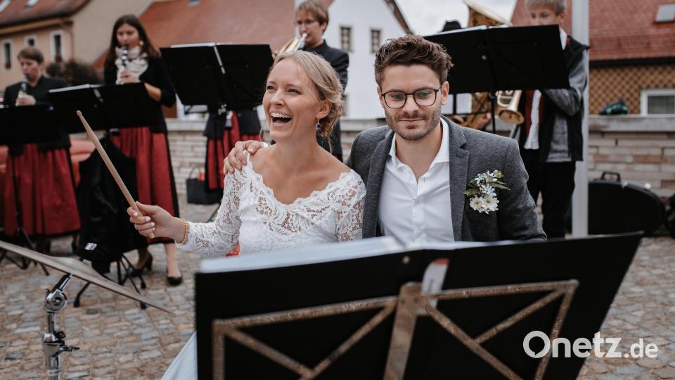 Christoph Gmeiner und Line Straub gaben sich in den neu sanierten Räumen der Fronfeste in Tirschenreuth das Ja-Wort. Gmeiners ehemalige Musikerkollegen überraschten das Brautpaar nach der Hochzeit. Bild: Markus Werner/exb