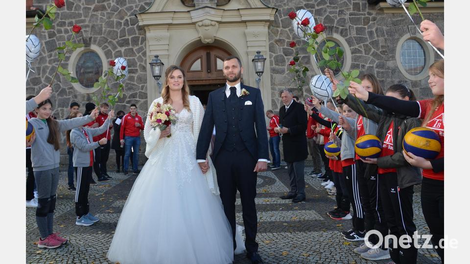 Die Fußballer aus Tännesberg und die Volleyballer aus Vohenstrauß bereiteten Katharina Oikarinen und Peter Rackl nach der Trauung in der katholischen Stadtpfarrkirche einen großartigen Empfang. Bild: dob