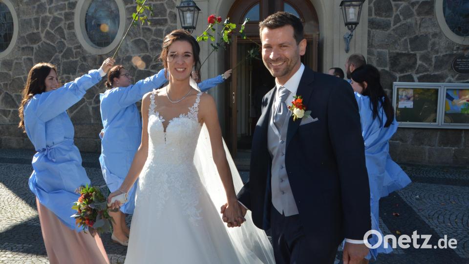 Nach der Trauung standen Arbeitskollegen des Brautpaars Sonja und Matthias Kaiser Spalier. Bild: dob