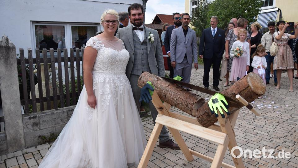 Janine Lösch und Kevin Deinzer mussten gemeinsam mit viel Muskelkraft einen dicken Baumstamm durchsägen. Bild: wku