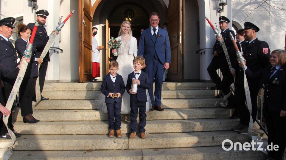 Die Feuerwehr Naab stand Spalier, als Marina und Josef Konrad die Pfarrkirche St. Nikolaus verließen. Mit dabei waren die Brautkinder Alexander und Jakob. Bild: kro
