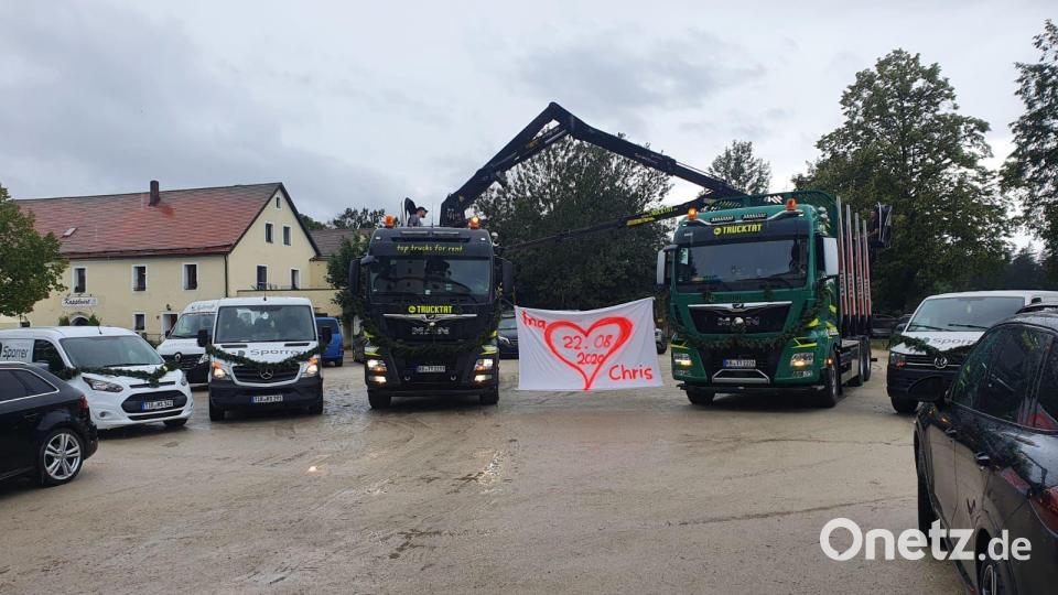 Nach der Trauung standen Mitarbeiter des Unternehmens Holzaufarbeitung Sporrer vor der Kirche mit Lastwagen und Firmenfahrzeugen Spalier. Bild: exb