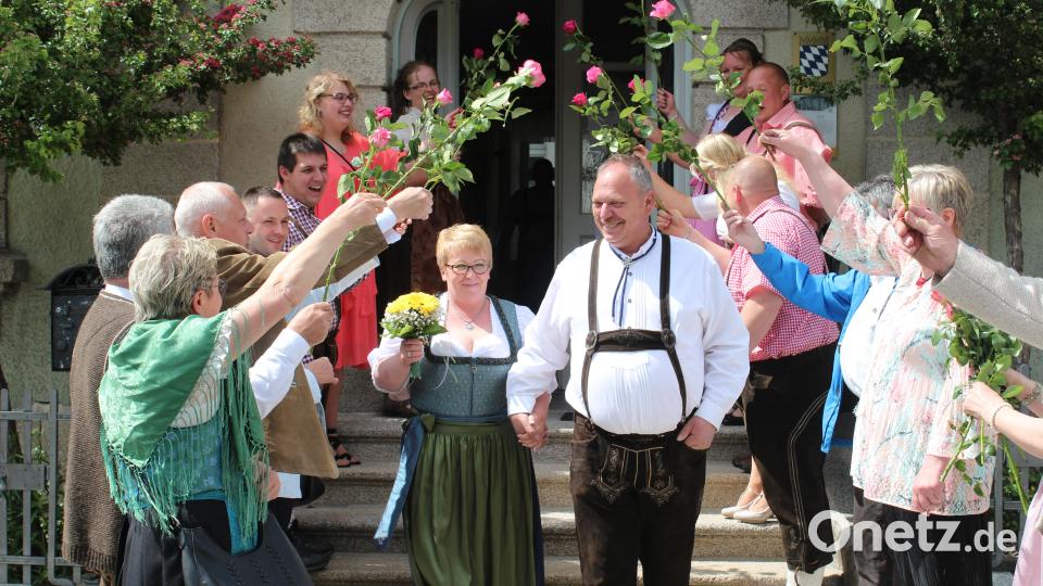 Mit einem Rosenspalier werden die frisch Vermählten von den Gästen empfangen. Bild: Susanne Forster