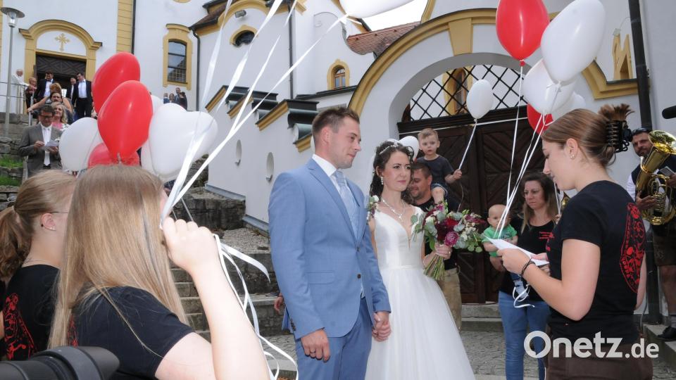 Vom Faschingsverein Waidhaus gibt es für Dominik und Julia Riedel die Glückwünsche in gereimten Worten, dazu noch rote und weiße Ballons in Herzform, die dann in den Himmel aufsteigen durften. Bild: bey