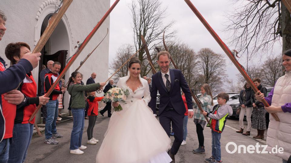 Auch der Skiclub Pleystein gratuliert Michael Müller und Vanessa Sauer nach der Trauung. Bild: fvo