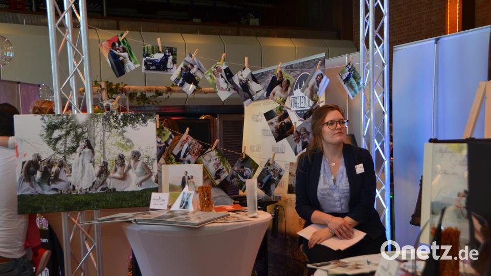 Bei der ersten Hochzeitsmesse in der Stadthalle präsentierten sich 26 Aussteller und gaben Tipps und lieferten Vorschläge für den Hochzeitstag. Bild: dob