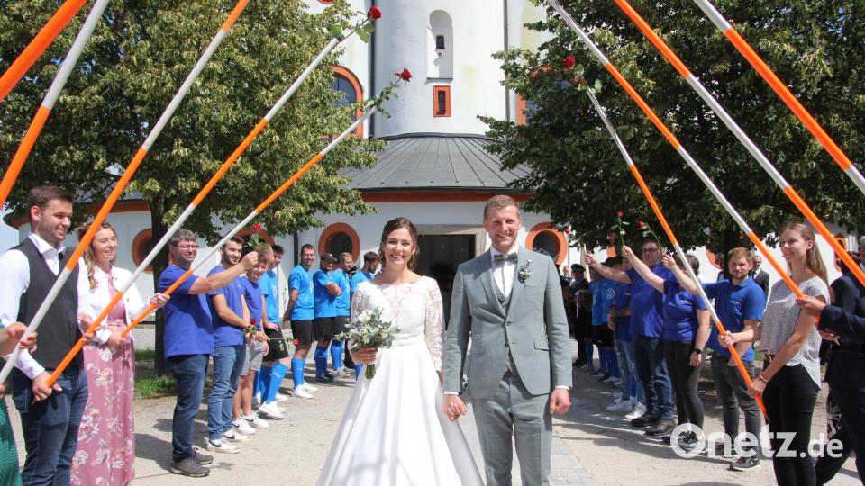 Freudestrahlend durchschreiten Katharina und Tobias Weig nach dem Verlassen der Kappl das Ehrenspalier. Die Mitarbeitenden des ALE hatten mit Rosen geschmückte rot-weiße Begrenzungsstangen mitgebracht. Bild: kro