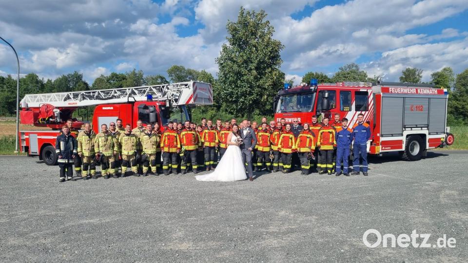 Das Brautpaar im Kreise der Feuerwehren. Bild: rwo
