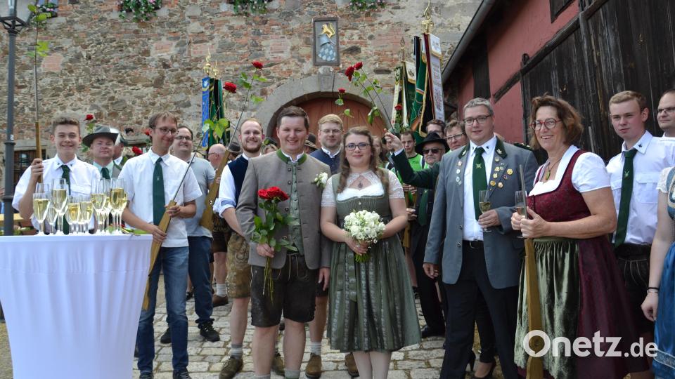 Die Sportschützen ließen das Brautpaar Nicole und Christoph Baier hochleben. Bild: gi