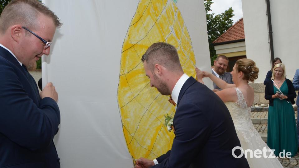 Mit einer Riesenananas überraschten Freunde das Brautpaar. Die süße Frucht hat mit einer lustigen Geschichte am Beginn ihrer Freundschaft zu tun. Bild: dob