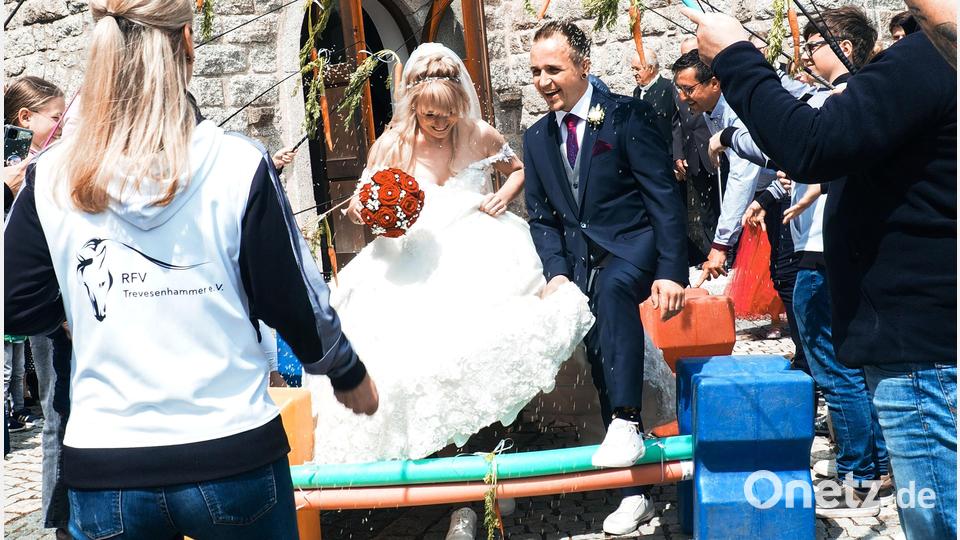 Braut Denise Roth und Bräutigam Thomas Schinner durften einige Hindernisse überwinden, während sie durch das Reitergertenspalier schritten. Bild: ban