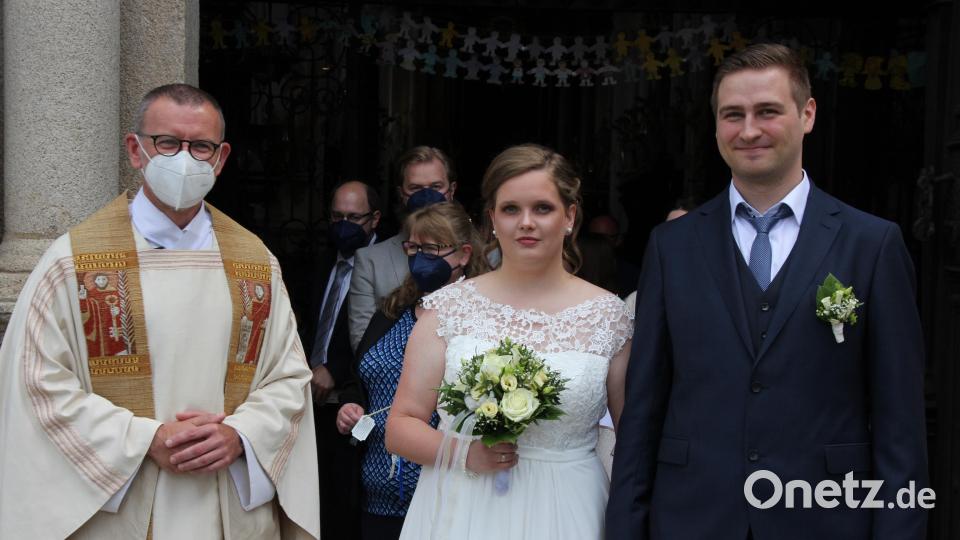 Antoinette-Nicole, geborene Rösch, und Sebastian Scharnagl beim Verlassen der Basilika. Links Stadtpfarrer Dr. Thomas Vogl. Bild: kro