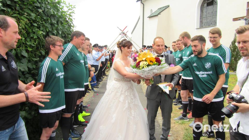 Die Reuther Fußballer standen bei der Hochzeit von Marlena Schreiber und Stefan Schieder Spalier. Für die Braut gab’s einen Blumenstrauß. Bild: ang