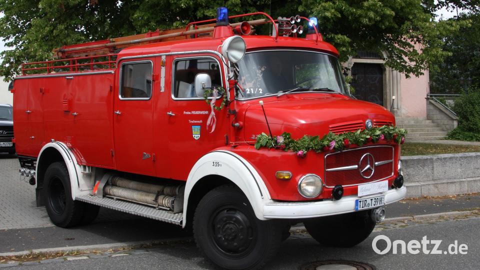 Das zweifelsohne ungewöhnliche Brautauto war der Anfang der 2020er Jahre revitalisierte rund 60 Jahre alte Tanklaster der Feuerwehr Tirschenreuth. Bild: wro