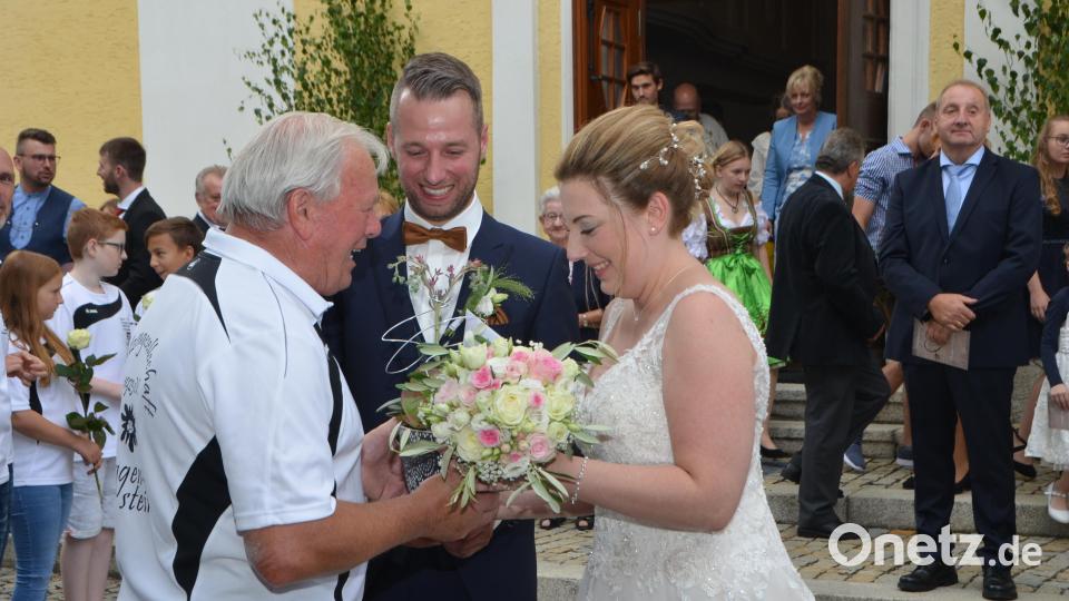 "Edelweiß"-Schützenmeister Johann Gösl gratulierte Christina Maier und Andreas Karl als erster. Bild: dob