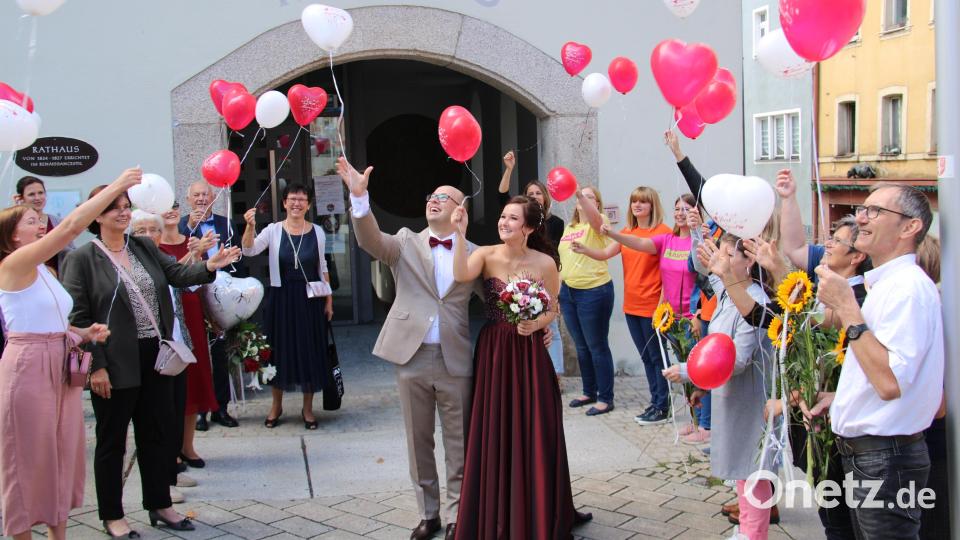 Arbeitskolleginnen und Kollegen, Bekannte und Verwandte ließen nach der standesamtlichen Trauung der beiden Neustädter Maximilian und Marina Michler vor dem Rathaus bunte Luftballons steigen. Bild: prh
