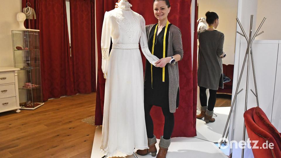 Astrid Reyzl mit einem Brautkleid aus dem Jahre 1980, das sie für die Modenschau am 18. und 19. Oktober im Capitol upcyceln wird. Bild: Petra Hartl