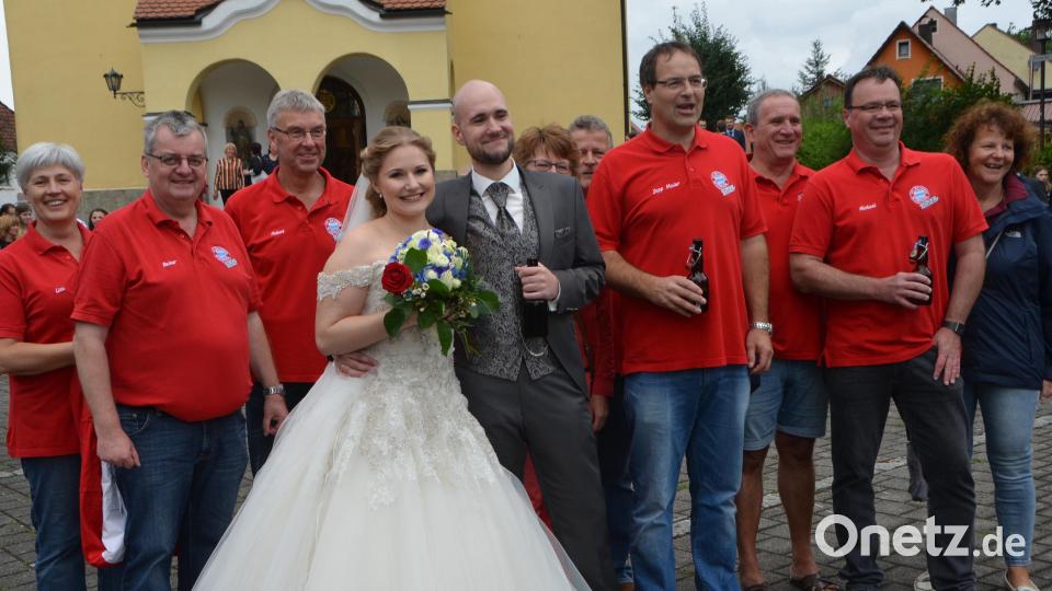 Eine Traumhochzeit feierten Thomas und Katharina Meyer. Pfarrer Albert Hölzl traute das Paar. Viele Verwandte und Freunde begleiteten das Paar in den siebten Ehehimmel. Bild: dob
