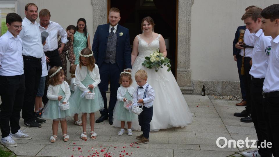 Sarah Rosner und Fabian Haberkorn schlossen am Samstagnachmittag in der Konnersreuther Pfarrkirche den kirchlichen Bund fürs Leben. Der Burschenverein Konnersreuth und die Katholische Landjugend Kondrau bildeten ein Ehrenspalier. Bild: jr