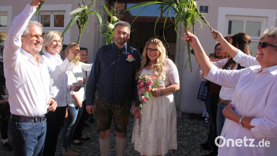 Ramona und Martin Müller gaben sich das Ja-Wort im Tirschenreuther Standesamt. Unser Bild zeigt das Brautpaar mit den Arbeitskollegen der Hautarztpraxis von Dr. Albert Frank (vorne links). Bild: kro