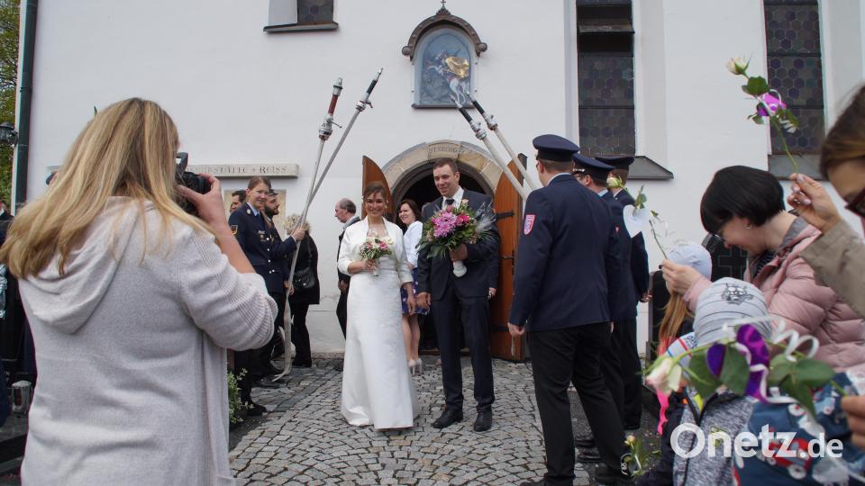 Die Freiwillige Feuerwehr Oberndorf/Höflas und die Eltern-Kind-Gruppe aus Kemnath stehen vor der Filialkriche St. Georg in Spalier. Bild: kaz