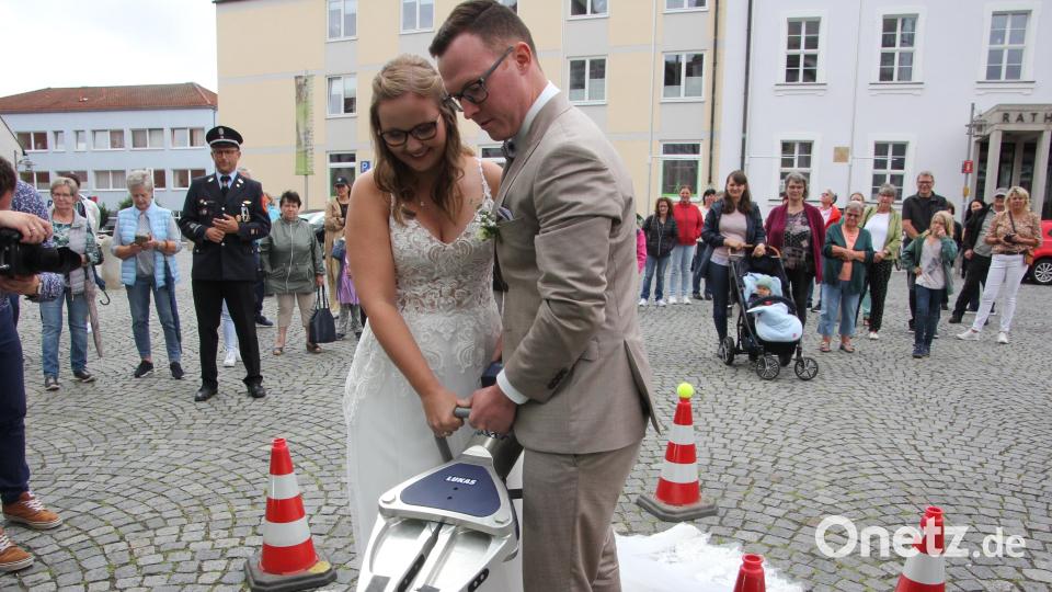 Feinarbeit war gefragt, als das Brautpaar mit einem Rettungsspreizer Tennisbälle von Pylonen entfernen musste. Bild: kro