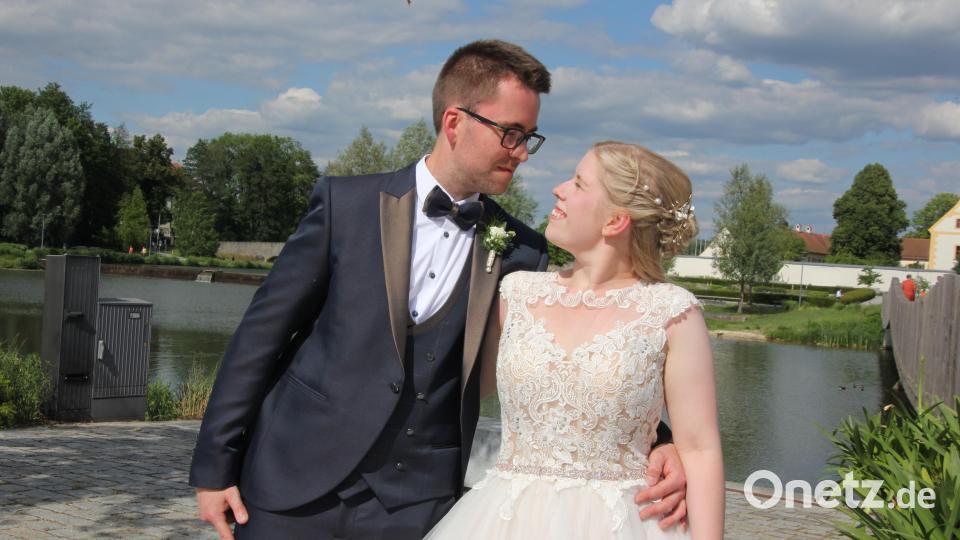 Melanie und Robert Söllner feierten nach der kirchlichen Trauung im Fischhofpark in Tirschenreuth. Bild: kro