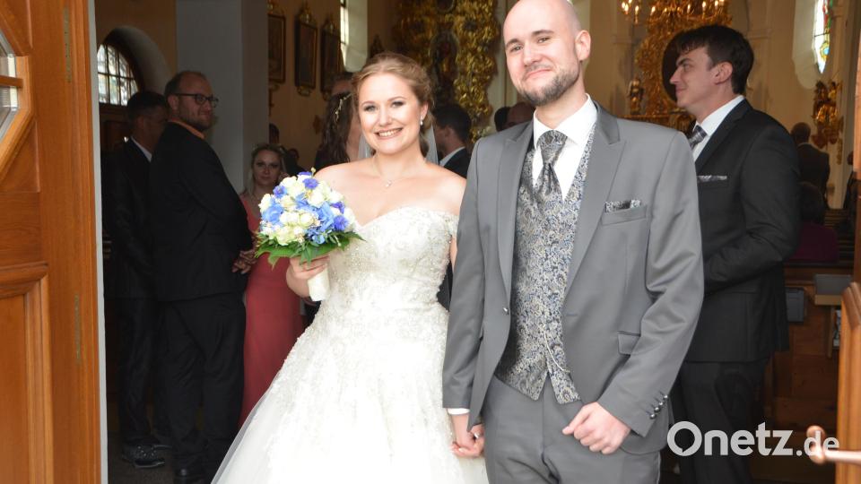 Eine Traumhochzeit feierten Thomas und Katharina Meyer. Pfarrer Albert Hölzl traute das Paar. Viele Verwandte und Freunde begleiteten das Paar in den siebten Ehehimmel. Bild: dob