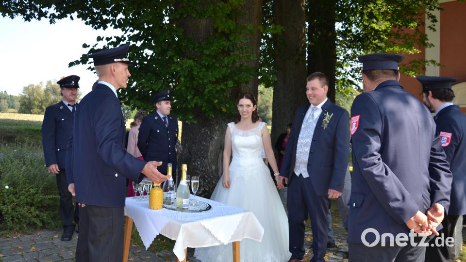 Katrin und Florian Portner haben in der Wieskirche geheiratet. Die Feuerwehr Heumaden gratuliert ihrem aktiven Feuerwehrmann und seiner Braut zur gemeinsamen Zukunft. Bild: gi