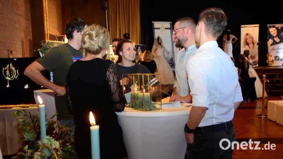 Bei der ersten Hochzeitsmesse in der Stadthalle präsentierten sich 26 Aussteller und gaben Tipps und lieferten Vorschläge für den Hochzeitstag. Bild: dob