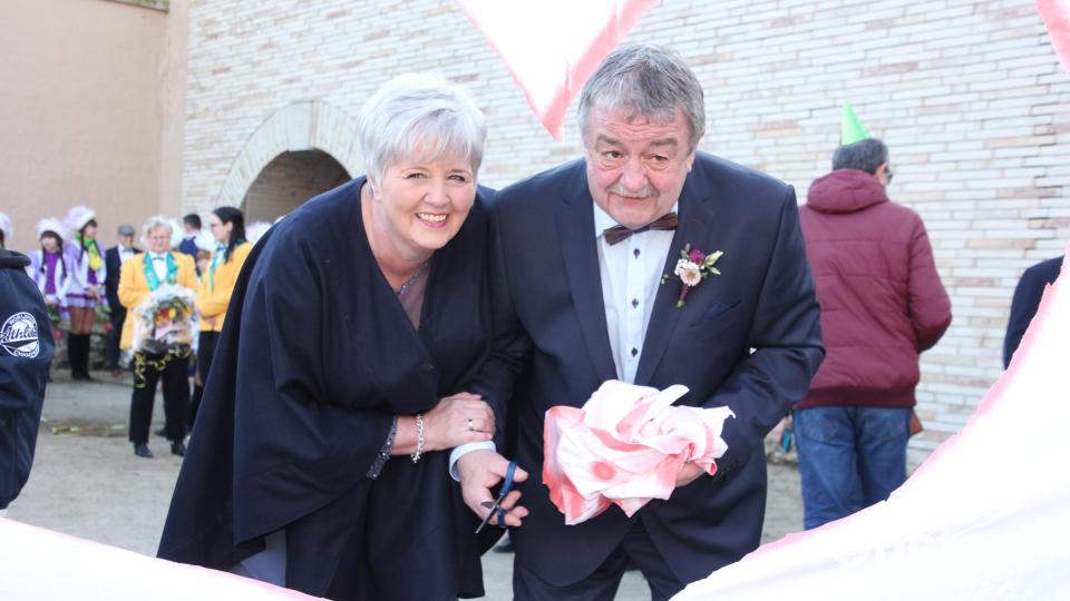 Das Brautpaar musste aus einem weißen Tuch ein Herz ausschneiden, durch das sie freudestrahlend in die Zukunft blickten. Bild: kro