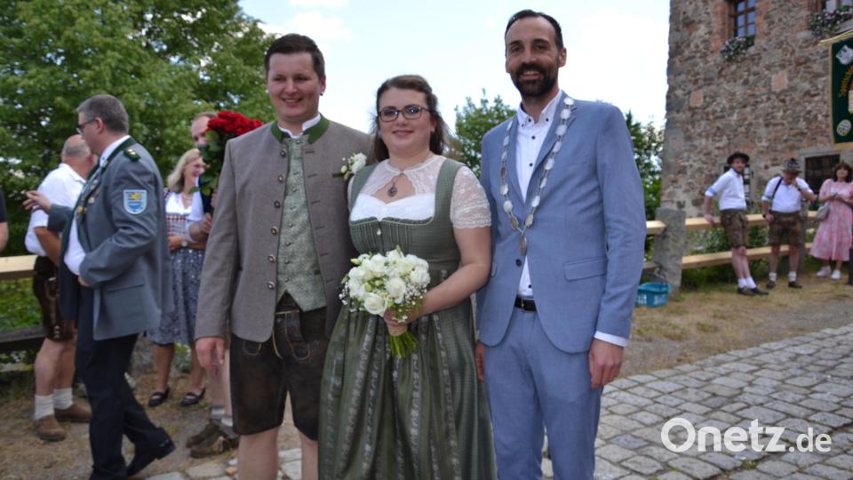 Bürgermeister Armin Bulenda hatte das Brautpaar Nicole und Christoph Baier getraut. Bild: gi