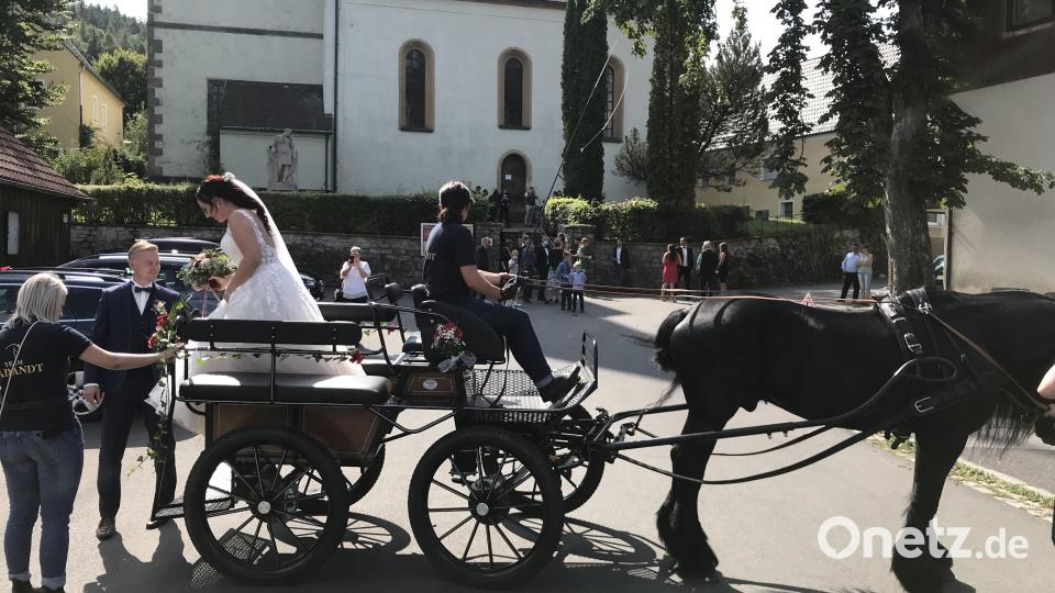 Als Überraschung für die Braut ging es mit der Kutsche vom Rathaus zur Corpus-Christi-Kirche Bild: lei
