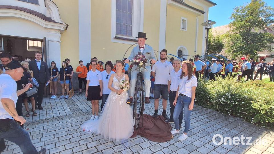 Melanie und Fabian Reindl haben in Erbendorf geheiratet. Der Bräutigam durfte auf einem historischen Fahrrad Platz nehmen. Bild: fks