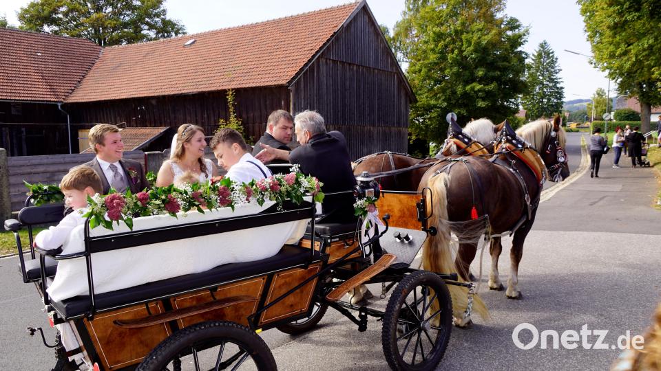Mit einer Hochzeitskutsche wurde das Brautpaar zum Traualtar in Immenreuth gebracht. Bild: bkr