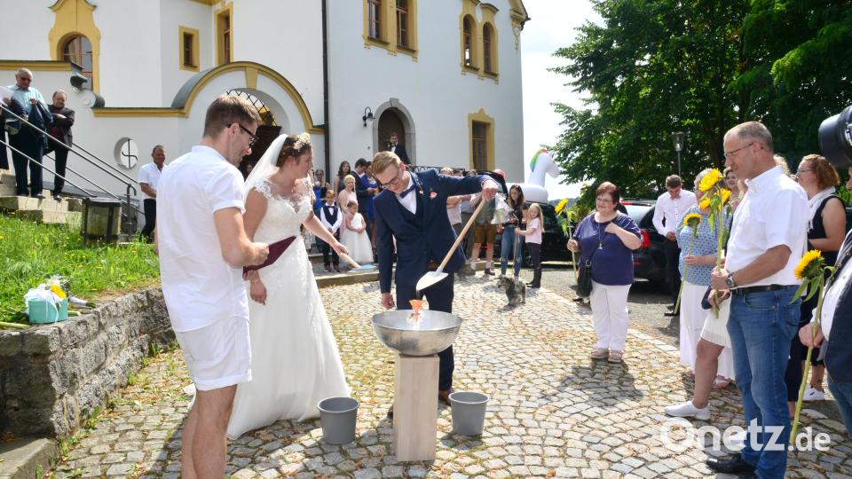 Zur Erinnerung an die kirchliche Trauung durfte das Brautpaar blauen Sand als Symbol für Wasser und hellen Sand als Symbol für den geliebten Nordseestrand in ein Glas einfüllen. Bild: bey