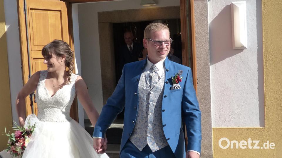 Das junge Paar verlässt die Filialkirche St. Barbara. Bild: hme