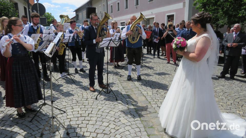 Hochzeit feierte Manfred Hösl und sein Braut Yvonne in Parkstein. Bild: adj