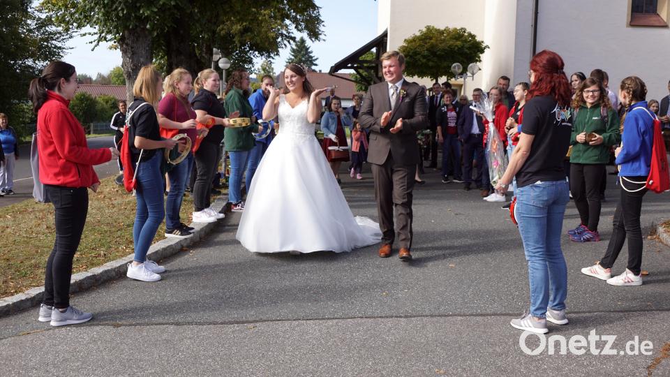 Nach der Trauung überbrachten Vereine dem Paar ihre Glückwünsche. Bild: bkr