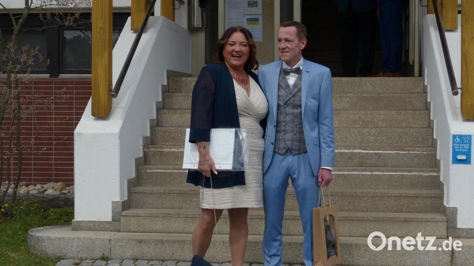 Das frisch getraute Paar, Izabela und Robert Käs, nach dem verlassen des Rathauses in Oberwildenau Bild: hme