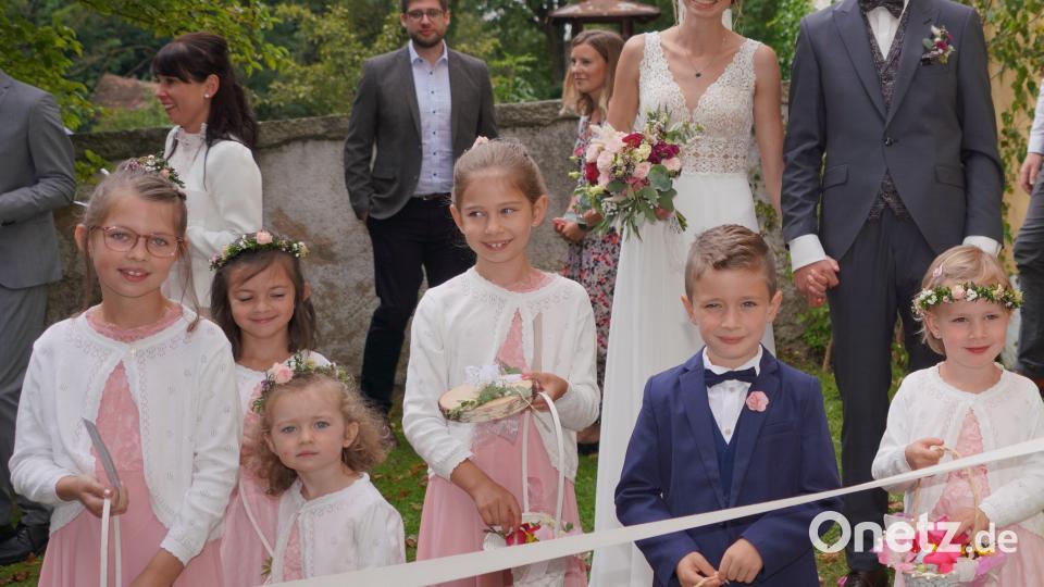 Das frischgetraute Paar Katharina Eich und Korbinian Völkl nach der Trauung in Lennesrieth. Bild: fvo