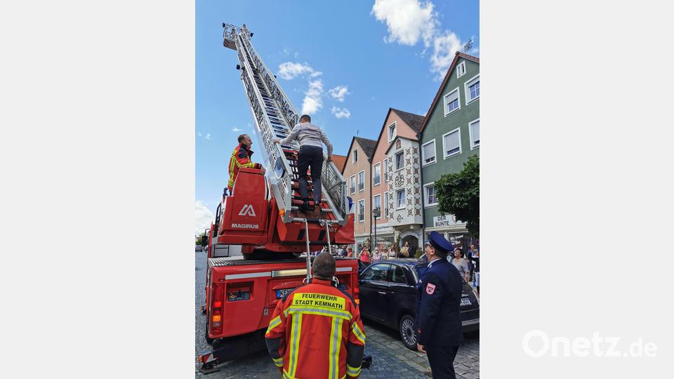 Als &quot;rettender Feuerwehrmann&quot; bewies sich Bräutigam Marco Schäffler. Er stieg die Sprossen des Leiterparks der Kemnather Feuerwehrdrehleiter empor, um seine Frau &quot;zu retten&quot;. Bild: mde