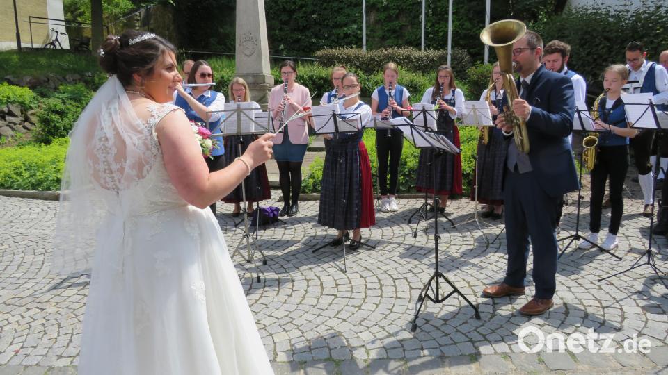 Hochzeit feierte Manfred Hösl und sein Braut Yvonne in Parkstein. Bild: adj