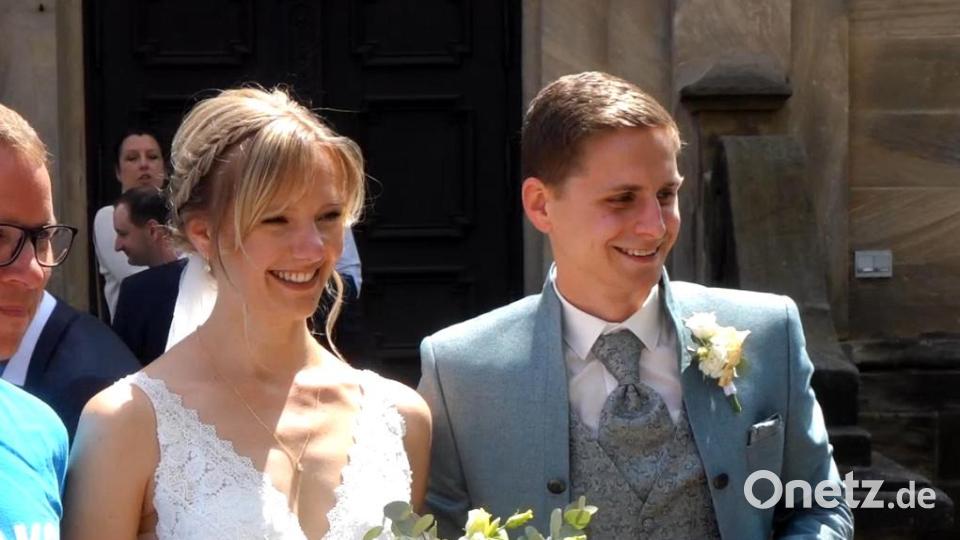 Rene und Marina Schuster nach ihrer Trauung vor der Bartholomäuskirche in Pegnitz. Bild: wku